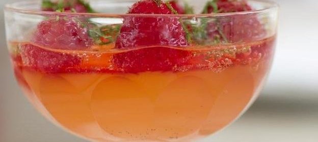 Ягодное желе с шампанским