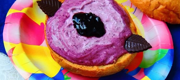 Булочка с черникой