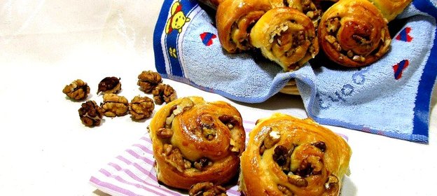 Булочки с орехами и кокосовой стружкой