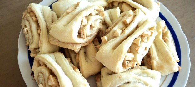 Слоеные булочки с яблоками и корицей