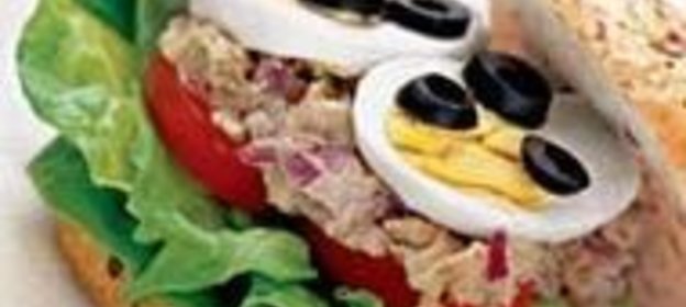 Средиземноморский сэндвич с тунцом