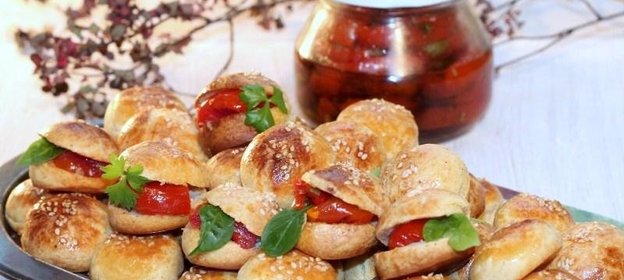 Сырные булочки с вялеными помидорами