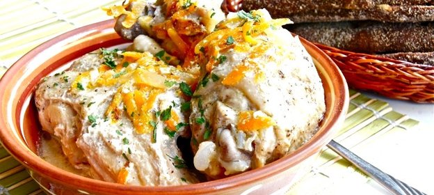 Тушеная курица в кастрюле