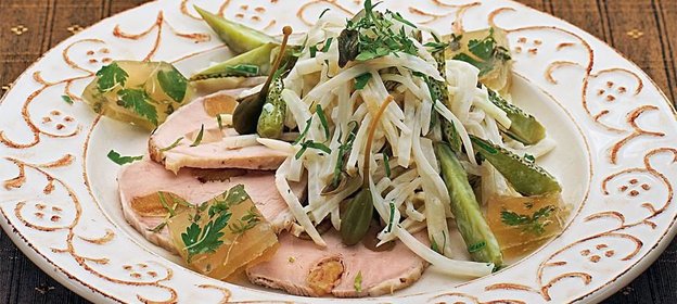 Салат с корейкой и желе из мясного сока