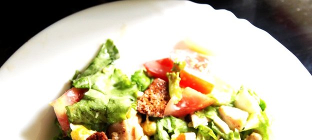 Салат «Цезарь» с курицей, овощами и сыром