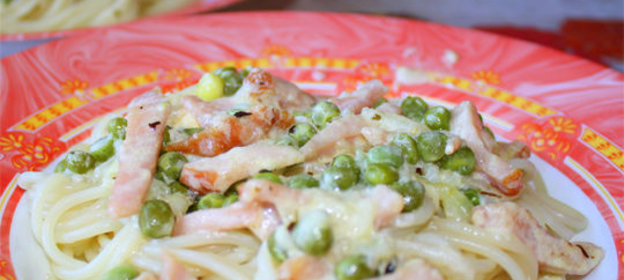 Паста с окороком и молодым горошком