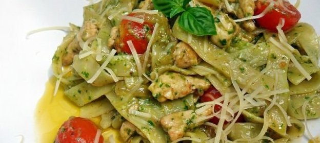 Паста с курицей и соусом песто