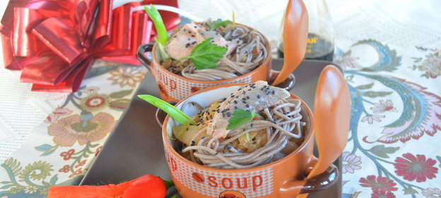 Гречневая лапша (соба) с рыбным соусом и кольраби