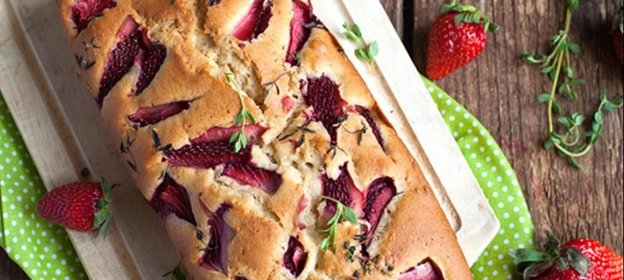 Кекс с клубникой и тимьяном