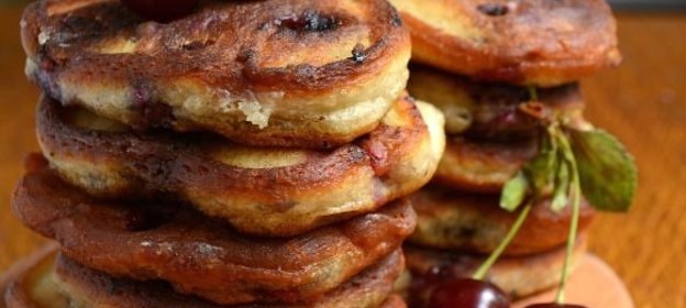 Оладьи на кефире, с вишней