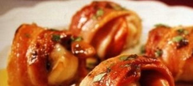 Морские гребешки, жаренные в беконе