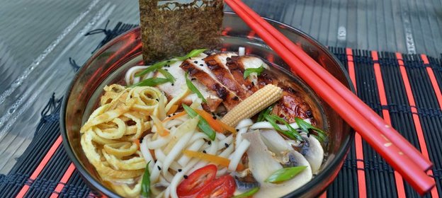 Японский суп рамен, на тройном бульоне, с курицей хойсин