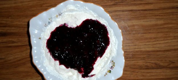 Десерт творожный с бруснично-смородиновым соусом