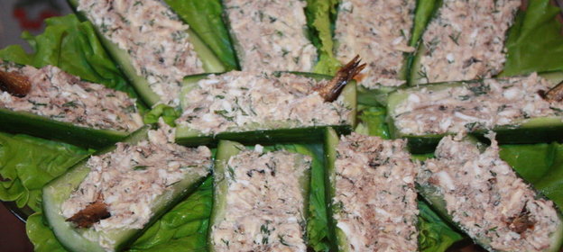 Огуречные лодочки со шпротным салатом