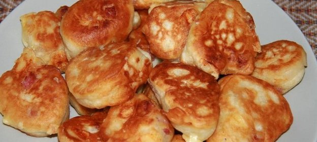Оладьи с сыром и колбасой