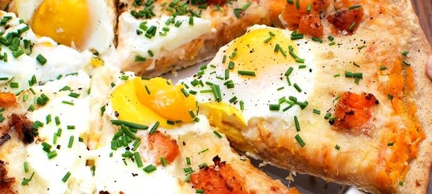 Пицца с яйцом и сыром