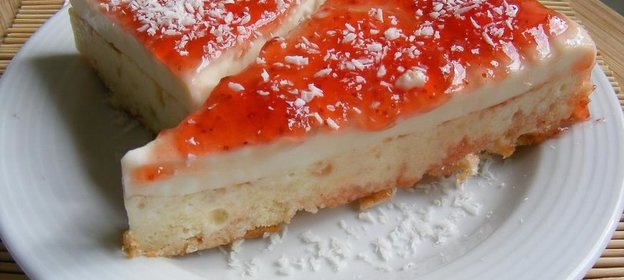 Бисквитные пирожные со сливочным желе и клубничным джемом