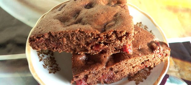 Шоколадный пирог с вишней