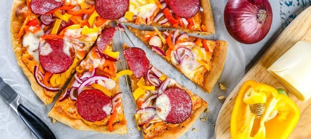 Пицца с болгарским перцем и колбасой