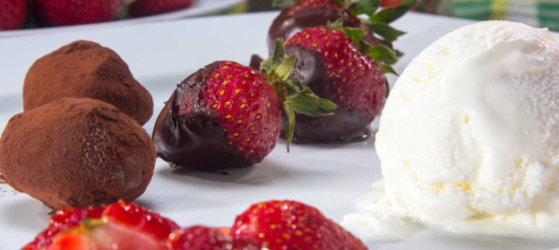 Клубника и шоколад с мороженым