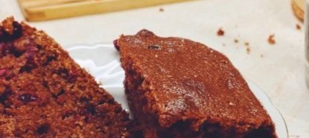 Шоколадный манный пирог с брусникой