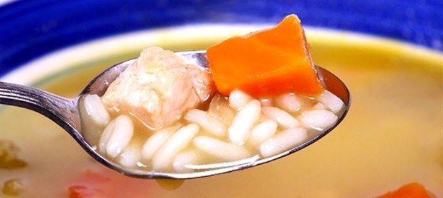 Куриный бульон с рисом и зеленью