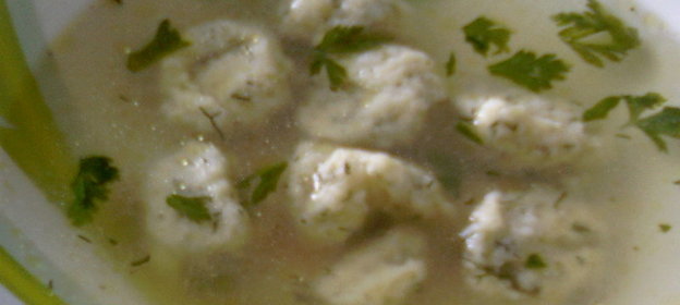 Бульон из домашнего кура с заварными клёцками