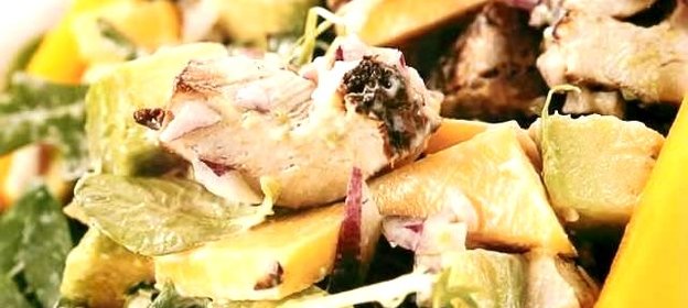 Салат из копченого цыпленка с манго и авокадо