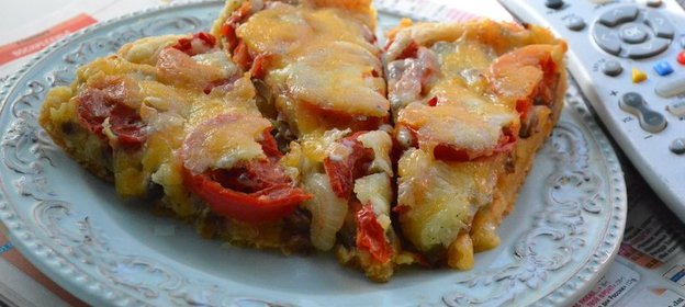 Пицца с грибами, брынзой и сыром