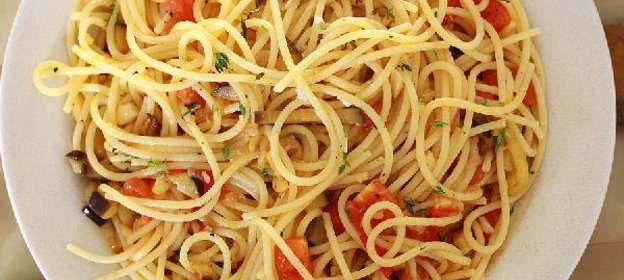 Спагетти с баклажанами и помидорами