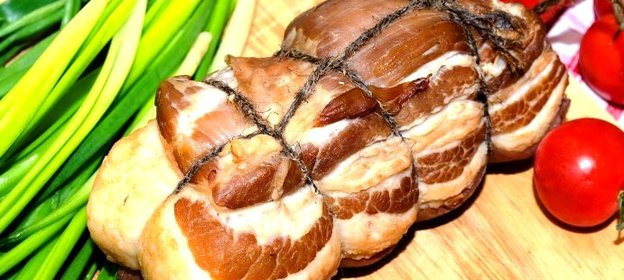 Грудинка горячего копчения в коптильне