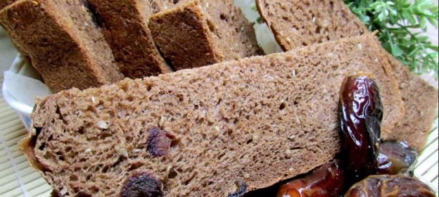 Шоколадный хлеб с кунжутом и финиками в хлебопечке