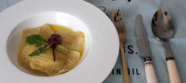 Равиоли с колбасками-чоризо и масляно-лимонным соусом