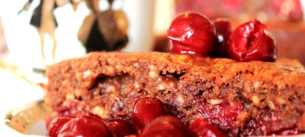 Шоколадный пирог с вишней