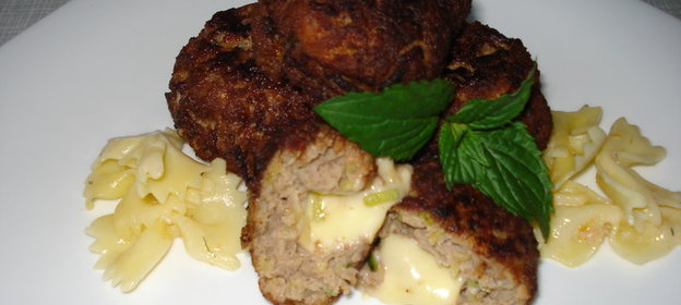 Бифбургеры с сюрпризом и кабачками