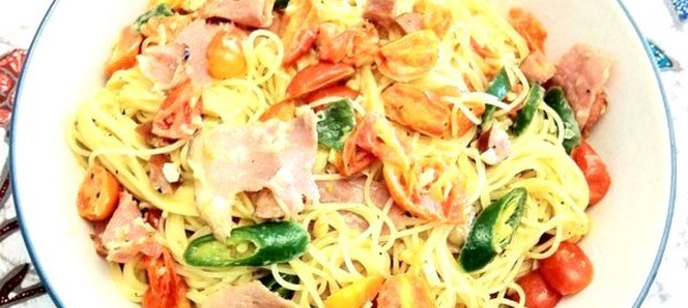 Лапша с сосисками, помидорами и зеленым чили перцем