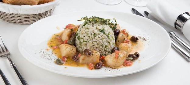 Спельта с морскими гребешками, кинзой, оливковым маслом и лимоном