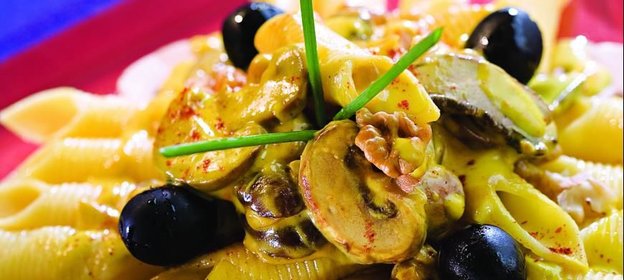 Паста с соусом из грибов с шафраном и грецкими орехами