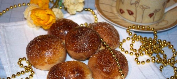 Домашние булочки с персиковым повидлом