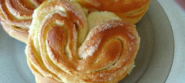 Булочки-сердечки с сахаром