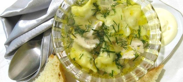 Суп на курином бульоне с пельменями