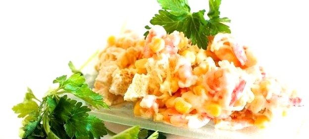 Салат с креветками и сухариками