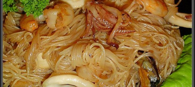 Морской коктейль с рисовой вермишелью