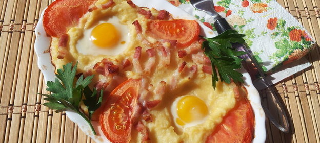 Картофельная запеканка с грудинкой и яичницей