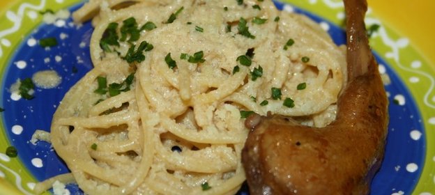 Паста с перепелиным соусом со сливками и пармезаном