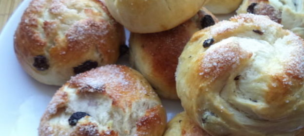 Булочки с изюмом