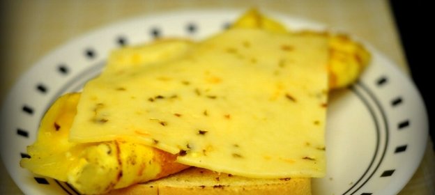 Омлет с хлебом и сыром