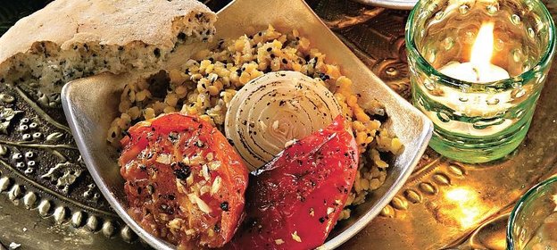 Чечевица и индийский хлеб наан с запеченными овощами и нигеллой