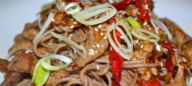 Гречневая лапша со свининой и овощами