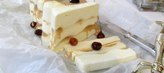 Ванильно-карамельное парфе с морской солью и орехами